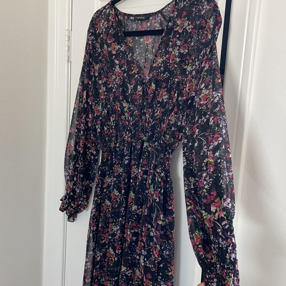 Zara midi flowery dress. Size 8. Never worn. - Picture 4 of 5